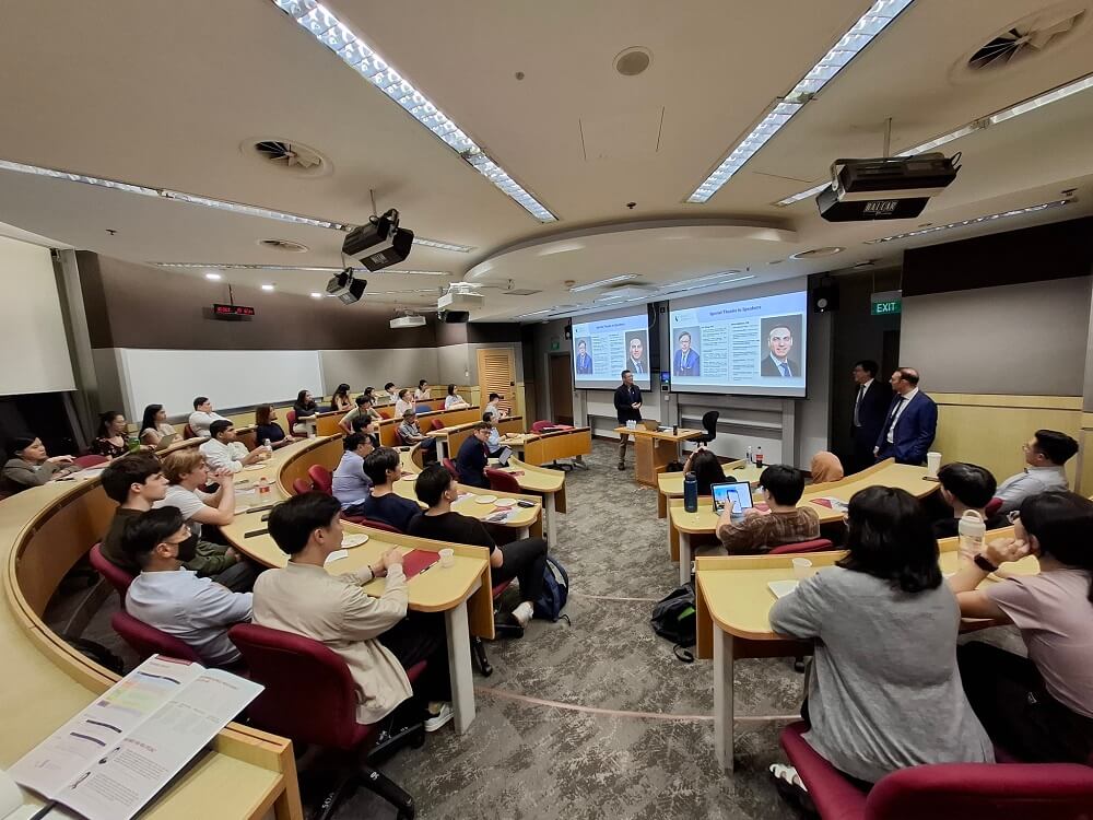 Các trường công lập là lựa chọn ưu tiên của nhiều học sinh vì giáo dục chất lượng và chi phí thấp