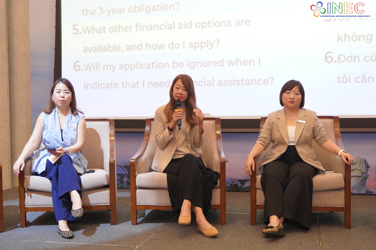 Ms. Jady (giữa), đại diện Đại học Công lập SMU Singapore và đại diện các trường đại học khác giao lưu, giải đáp thông tin, chính sách với BGH các trường THCS, THPT tại Việt Nam